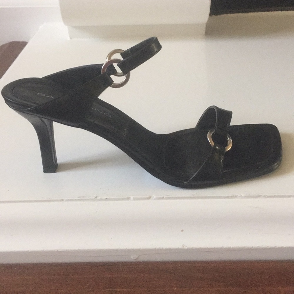 Bandolino Black Leather Sandals.